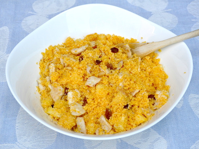 Cous cous senza glutine con pollo, ananas, pinoli, mandorle e uvetta