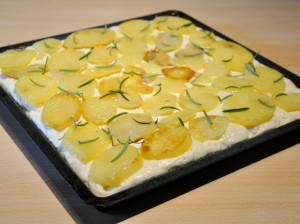 preparazione della focaccia morbida alle patate senza glutine