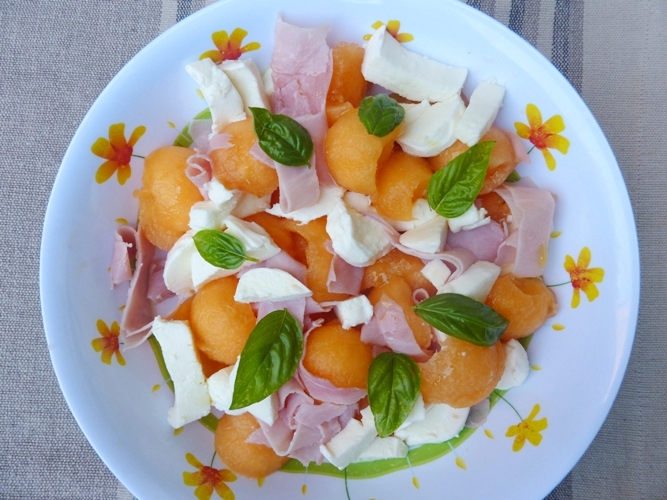 Insalata di melone, prosciutto e mozzarella Insalata di melone, prosciutto e mozzarella