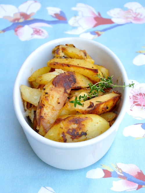 Patate in padella con timo, aglio e pomodoro