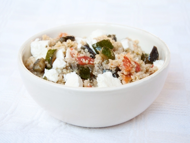 Quinoa con feta, verdure e menta Quinoa con feta, verdure e menta