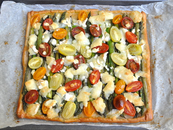 Torta salata con asparagi, pomodorini e formaggio di capra